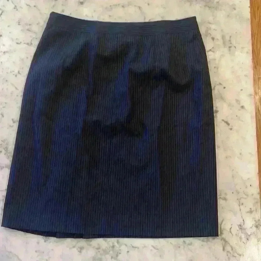 Brooks brothers size 12 knee length skirt. Navy blue with pinstripe and pleat. - Picture 2 of 5
